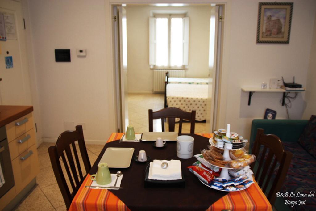 B&B La Luna Dal Borgo Йези Екстериор снимка